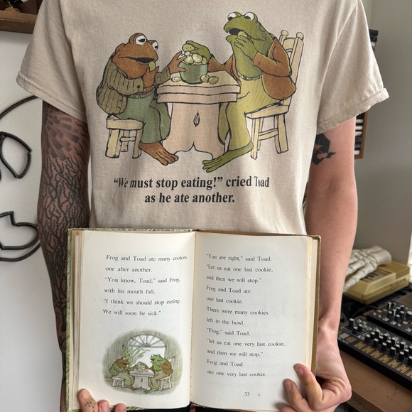 Frog and Toad Together Eating Cookies Cream Graphic T-Shirt ~ Size Small - Picture 2 of 7